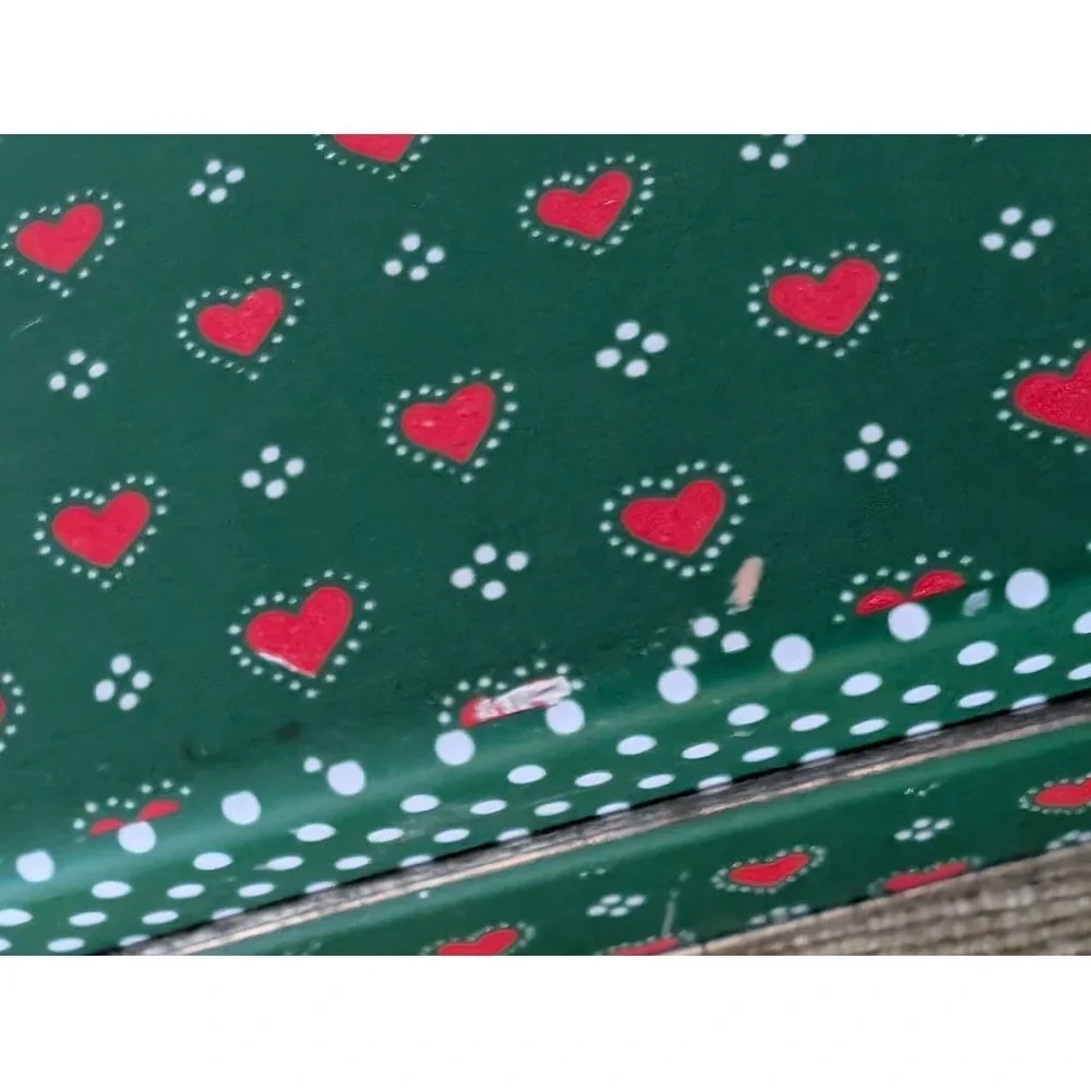 Dept 56‎ Tin w Lid, Christmas Green w Red Hearts Vintage, Made In Hong Kong